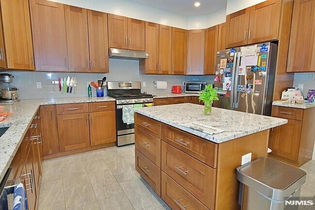 Building Photo - 2408 Hammett Ave