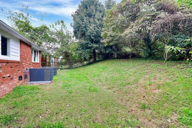 Building Photo - Charming 2BD/1BA Duplex Off West Blvd