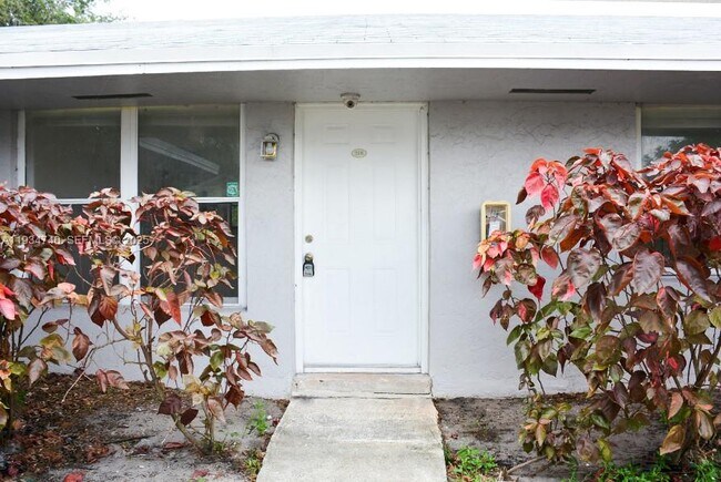 Building Photo - 1100 SW 4th Ave