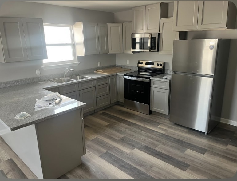 Building Photo - 202 Iris St