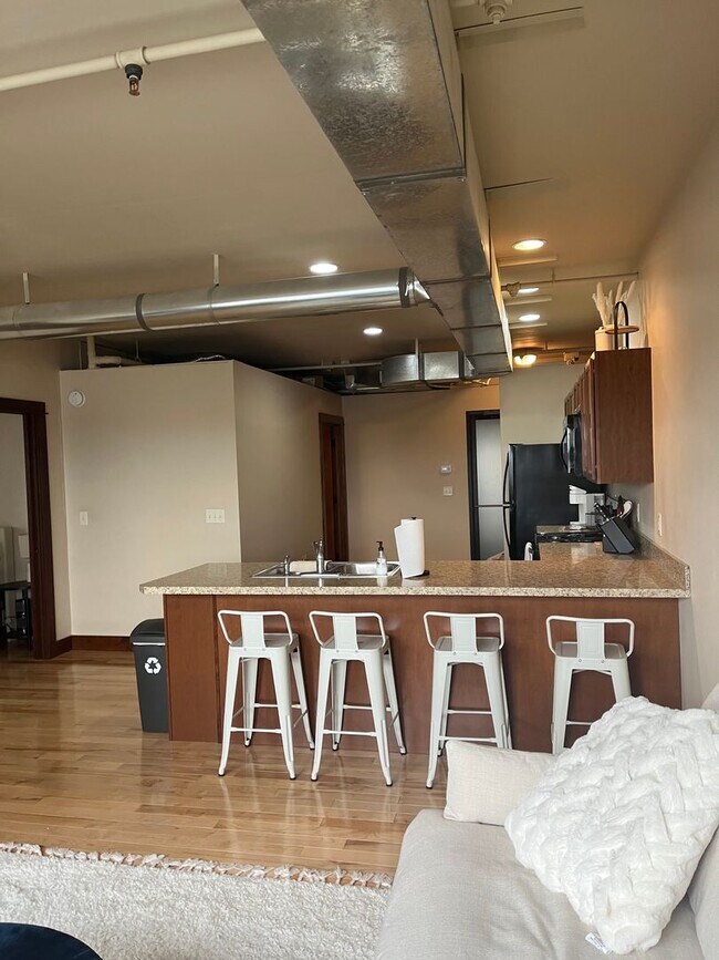 Building Photo - Elegant All Inclusive Fully Furnished Studio On Top Floor