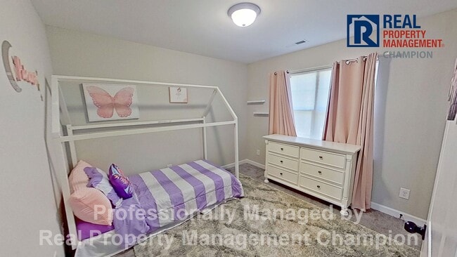 Building Photo - Spacious 3 BD/2.5 BA Home with Office Feat...