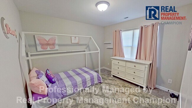 Building Photo - Spacious 3 BD/2.5 BA Home with Office Featuring Open Floorplan