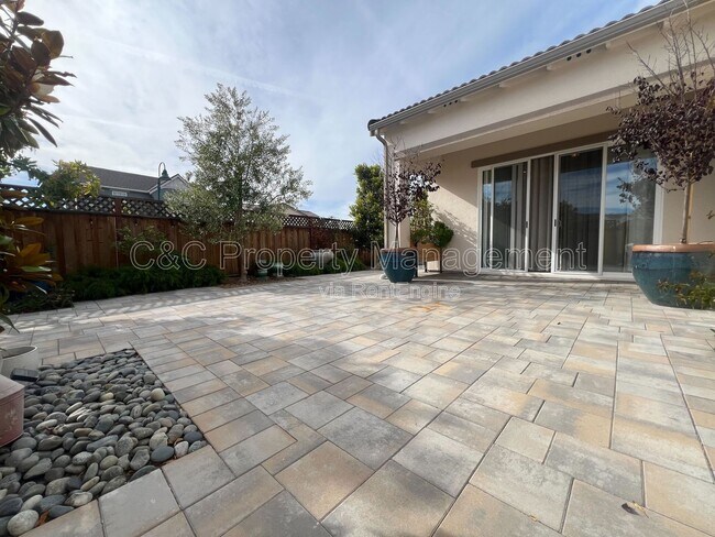Building Photo - 2996 Minaret Wy