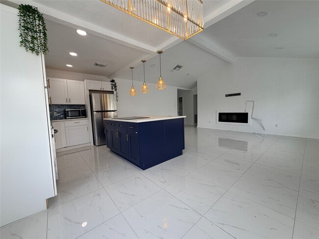 Building Photo - 15865 Ridgeroe Ln