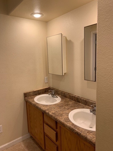 Building Photo - Spacious 2 Bedroom Upstairs Condo