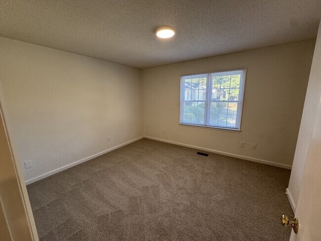 Building Photo - 2 bed 1.5 Bath
