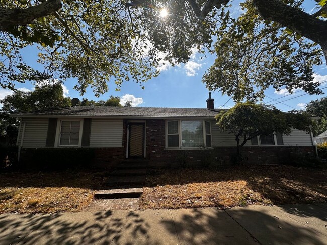 Primary Photo - Adorable 3 bedroom, 1.5 bath home in Red B...