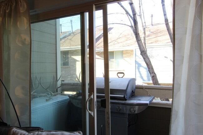 Building Photo - Spacious 3BR Lakewood Townhome w/ Bonus Sp...