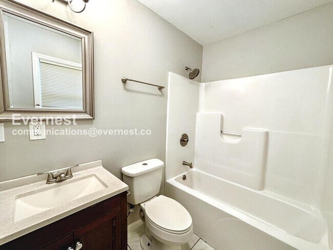 Building Photo - 4 Bed, 2 Bath Home with Modern Amenities / Pet-Friendly / Available Now!