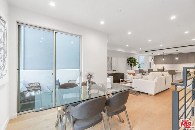 Building Photo - 855 N Detroit St