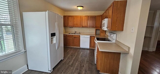 Building Photo - 423 Happy Creek Rd