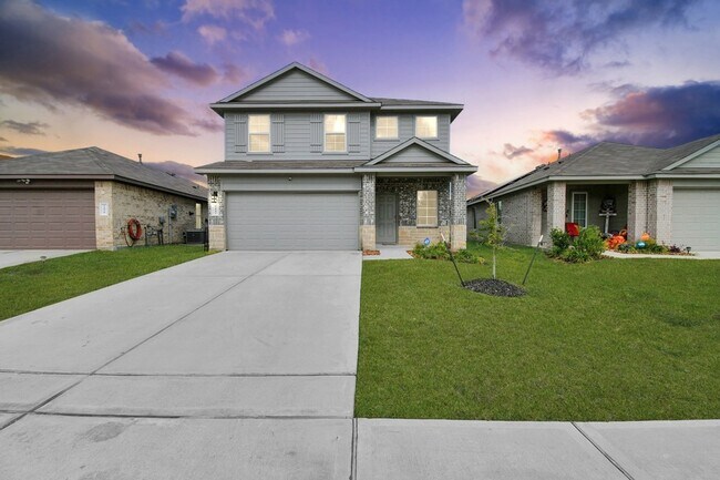 Primary Photo - 5443 Pinetree Cres Ln