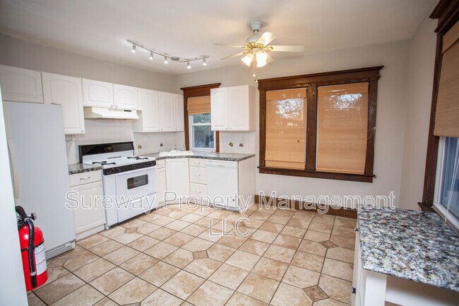 Building Photo - 5753 Rogers Ave