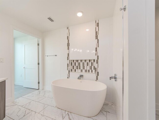 Building Photo - 15 Avalon St