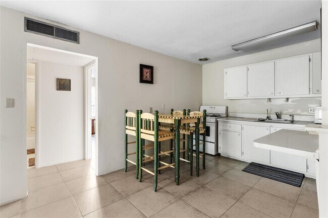 Building Photo - 1700 SW 16th Ct