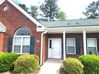 Building Photo - WILLOUGHBY PARK TOWNHOME!