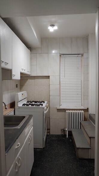 Building Photo - 1720 W 76th St