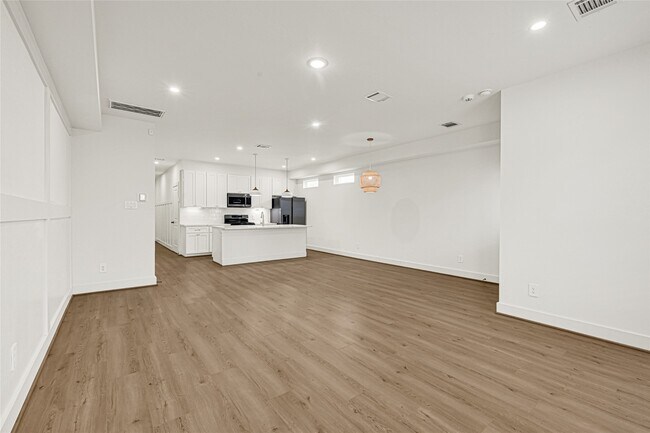 Building Photo - 1405 E 33rd St