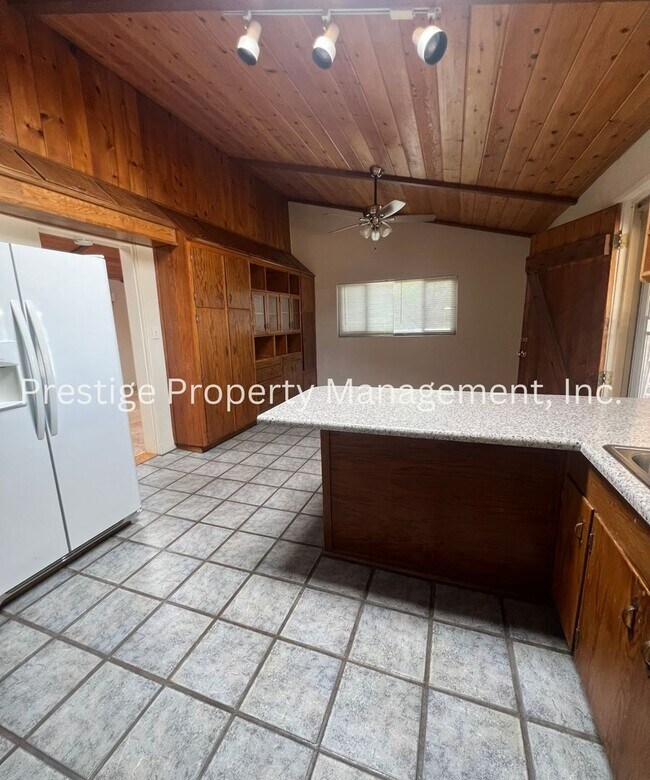 Building Photo - 3BD 2BA Waiting for You to Call Home!!