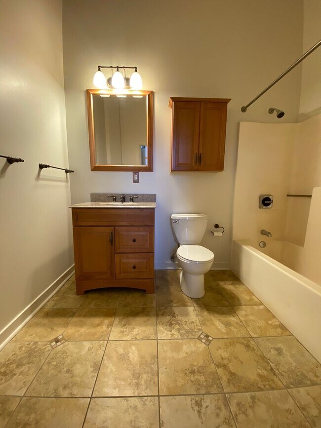 Building Photo - EastSide / Shadyside! Hardwood/Brick/Lots of Windows! Incredibly Spacious! Call Today!