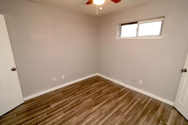 Building Photo - 806 Courtenay Pl