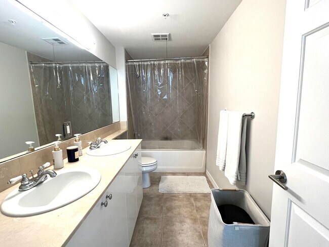 Building Photo - 806 E Windward Way