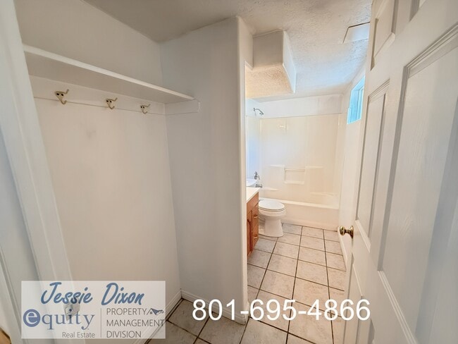 Building Photo - 219 Country Club Dr