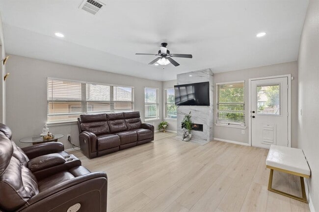 Building Photo - 117 Fosini Cove
