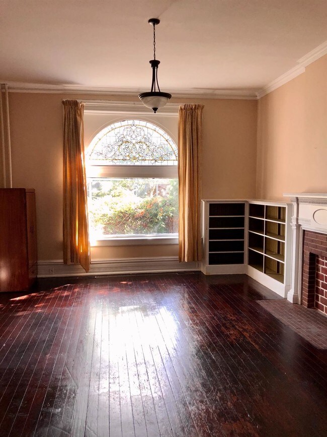 Building Photo - 521 N Broadway