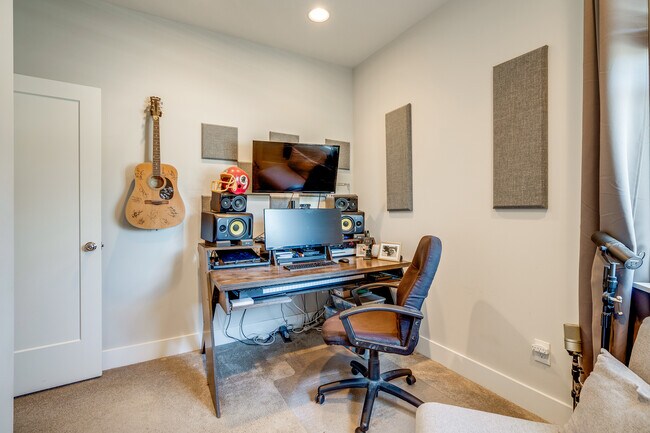 Building Photo - 717 Tral St