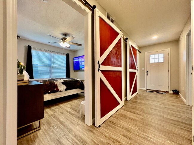 Building Photo - NEW Farmhouse Retreat Rustic decor and Cozy vibes!