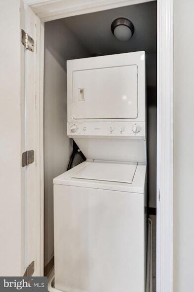 Building Photo - 5750 Bou Ave