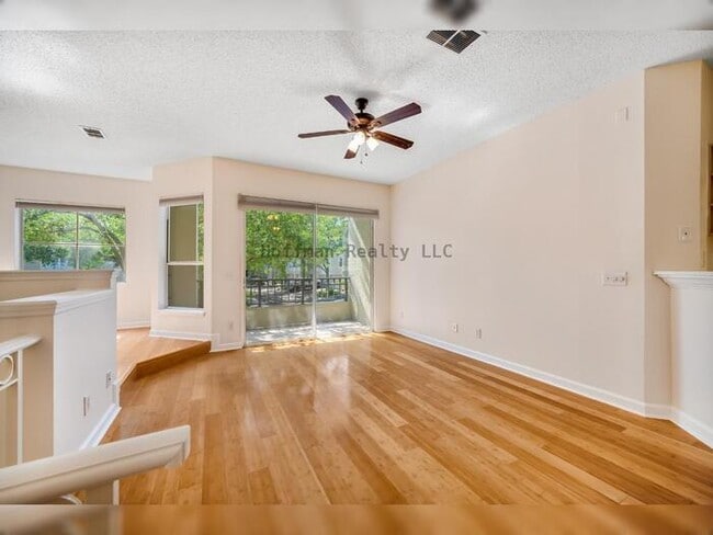 Building Photo - Condo on desirable Harbour Island