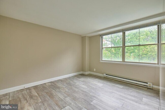 Building Photo - 2030 N Adams St