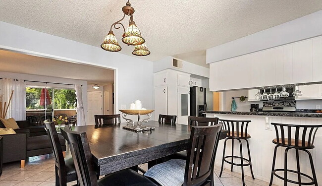 Building Photo - "Charming 1-Bedroom San Fernando Apartment with Modern Granite Touches!"