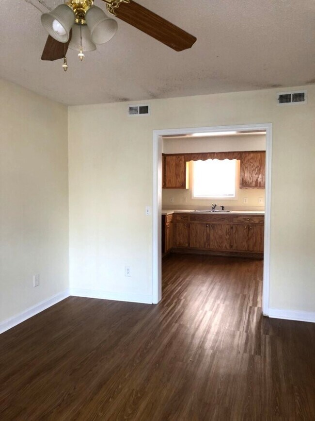 Building Photo - Two bedroom, 1.5 townhouse in Graham (Park...