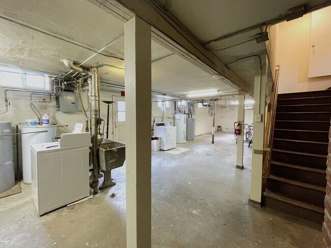 Building Photo - Charming Second Floor 1-Bedroom Close to Peninsula Park!