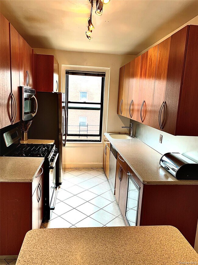 Building Photo - 73-20 Austin St