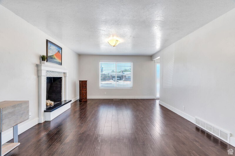 Building Photo - 2063 E Kane Cir
