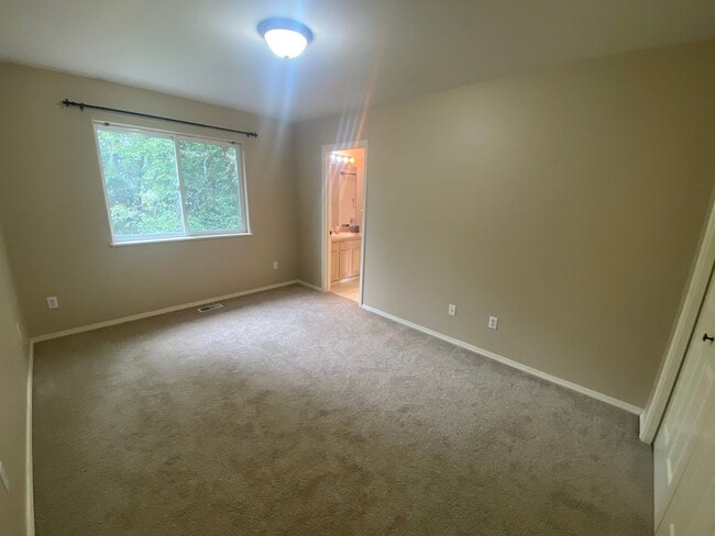 Building Photo - A gorgeous Eagle River home with views for...