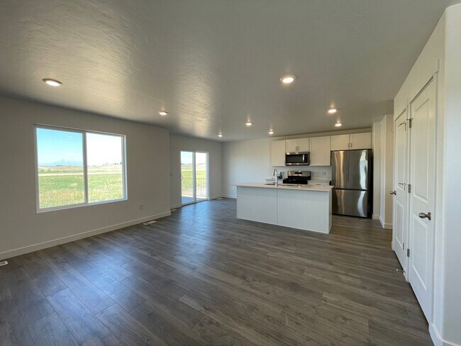 Building Photo - 3-Bedroom Townhome in Santaquin!