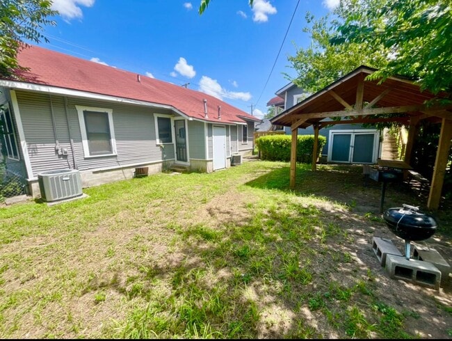 Building Photo - 2907 N Elmendorf St