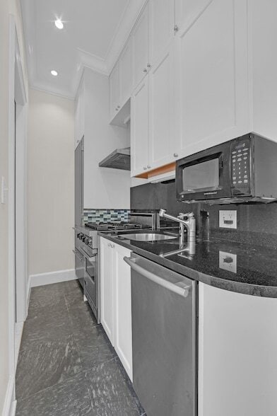 Building Photo - 127 E 69th St