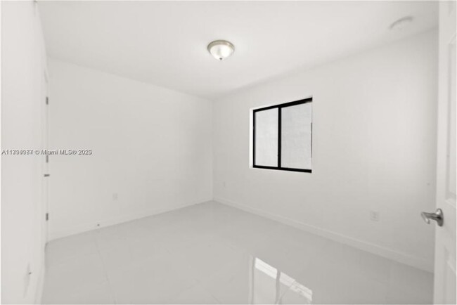 Building Photo - 3 bedroom in Miami FL 33142