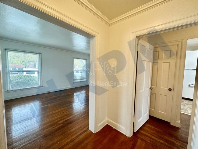 Building Photo - 875 W Alpine Ave