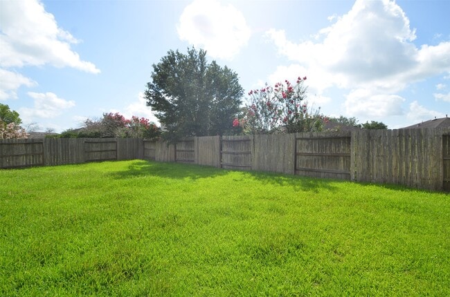 Building Photo - 915 Butterfly Ln