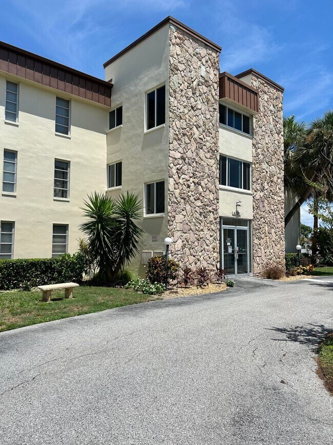 Building Photo - Updated 1 Bed/1.5 Bath Near the Beach! Gre...