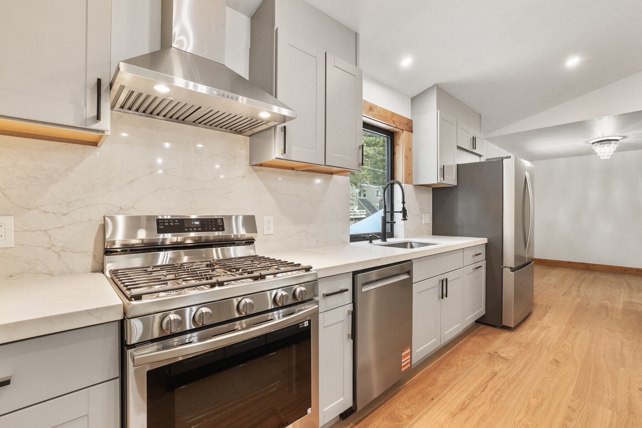 Kitchen with Brand new modern appliances - 1029 Tomahawk Trl