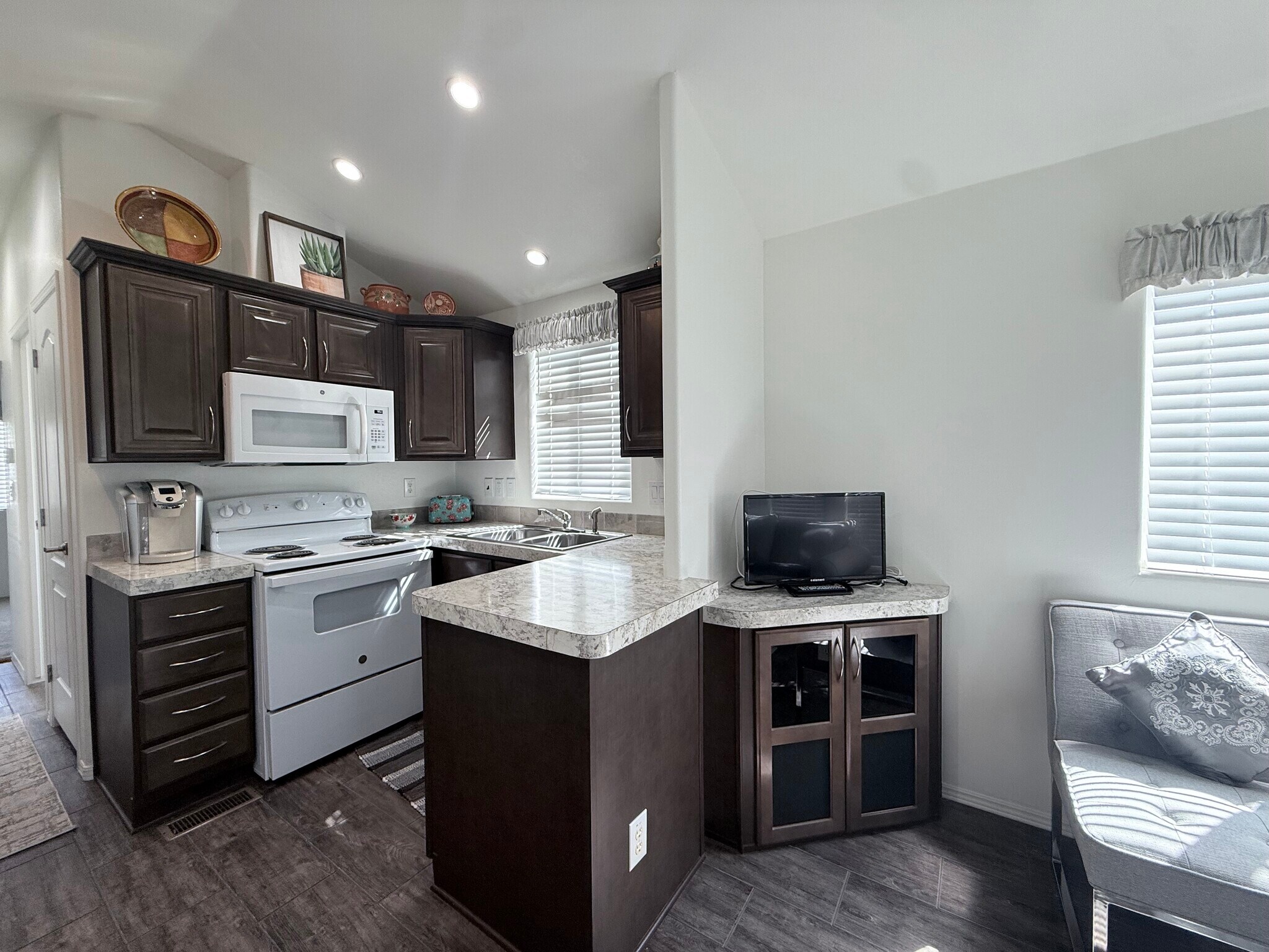 Building Photo - 925 N Plaza Dr
